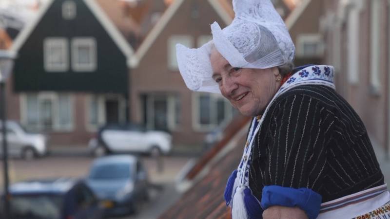 Познакомьтесь с одной из последних женщин, носящих традиционную голландскую одежду