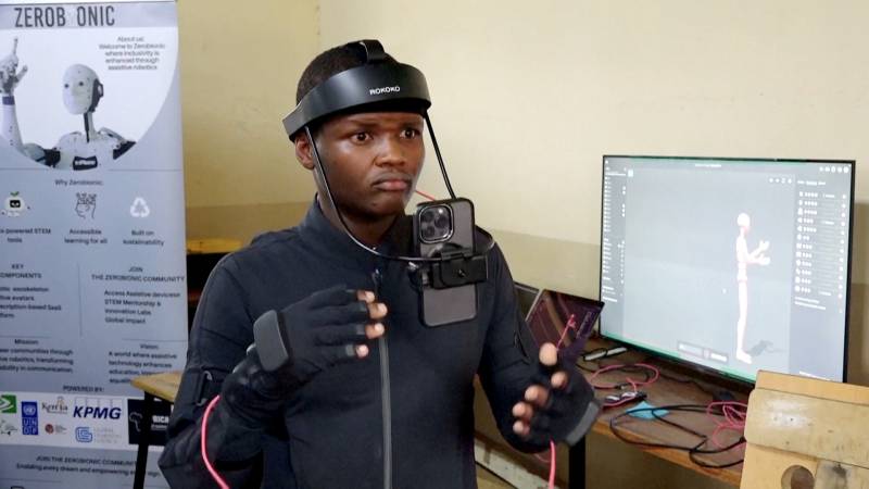 Роботизированный манипулятор помогает учиться глухим школьникам в Кении