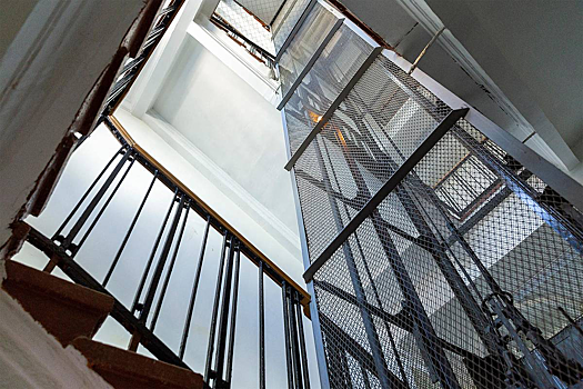 Россиян предупредили о риске лишиться квартиры из-за мусора в подъезде