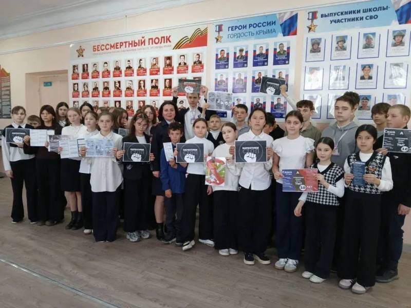 В рамках акции «Чистое поколение» транспортные полицейские и социальные работники провели лекции для учащихся и студентов Керчи