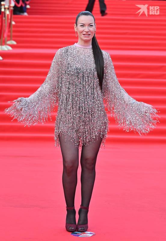 Фрик-парад ММКФ: Германика надела на 6-летнего сына балаклаву, а актриса Киселева появилась в образе «черной вдовы»