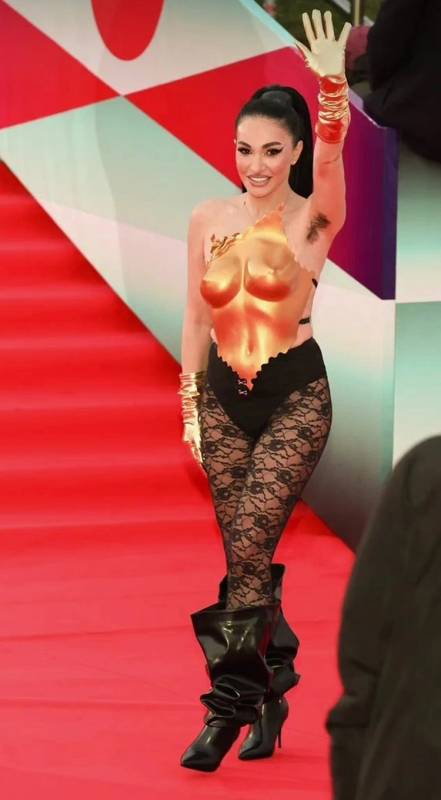 Фрик-парад ММКФ: Германика надела на 6-летнего сына балаклаву, а актриса Киселева появилась в образе «черной вдовы»