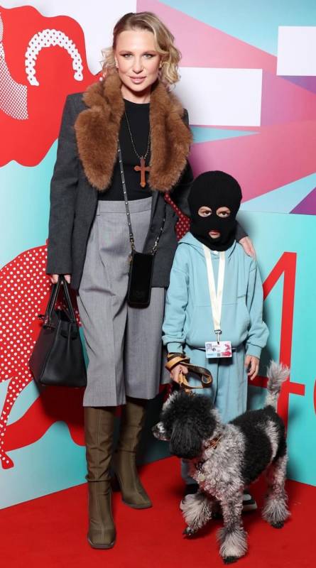 Фрик-парад ММКФ: Германика надела на 6-летнего сына балаклаву, а актриса Киселева появилась в образе «черной вдовы»