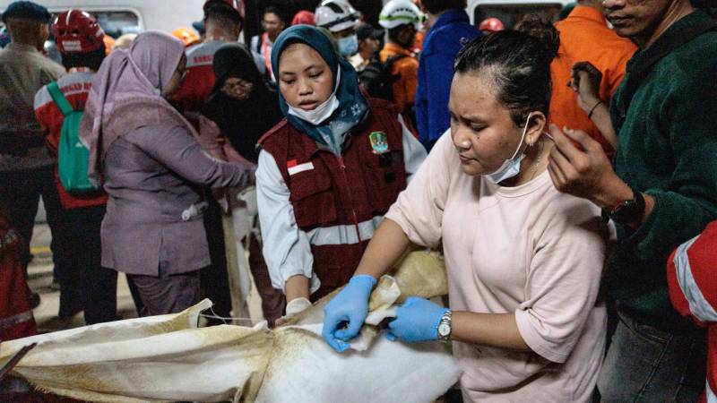 Два поезда столкнулись в Индонезии: 14 погибших