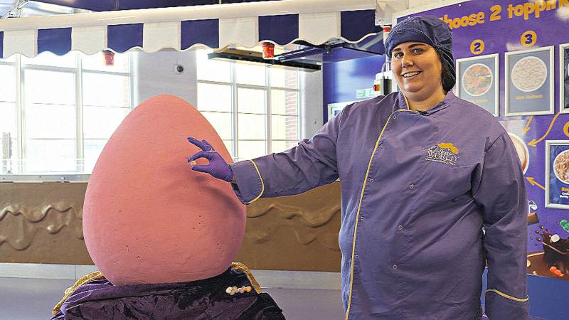 Гигантское пасхальное яйцо весом 55 кг сделали в Великобритании