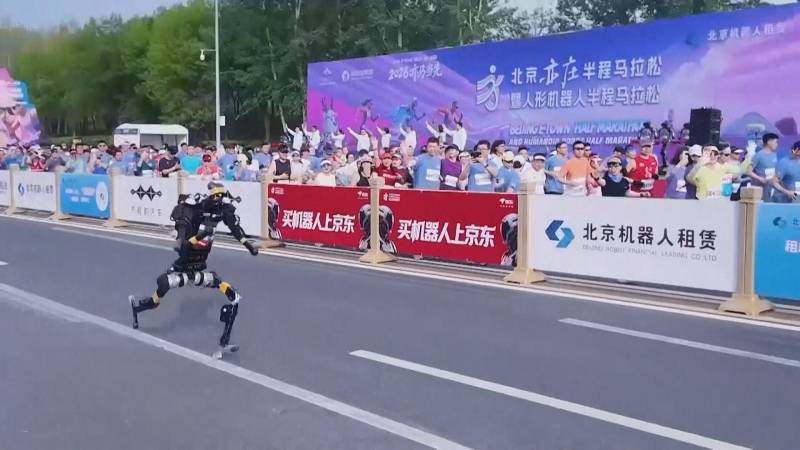 Китайские человекоподобные роботы обогнали людей на полумарафоне в Пекине