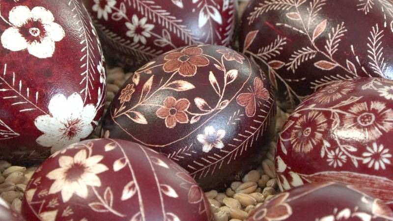 Мастерицы в Словении украшают пасхальные яйца гравировкой