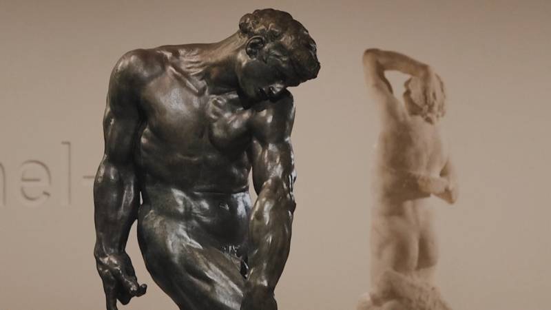 На выставке в Лувре сопоставляют шедевры Микеланджело и скульптуры Родена
