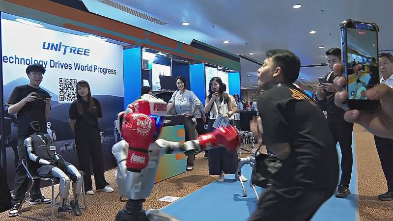 Роботы наступают: в Гонконге показали машины, которые учат, дерутся и общаются