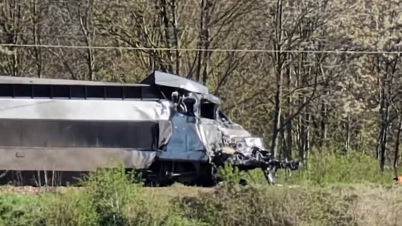 Скоростной пассажирский поезд протаранил грузовик во Франции