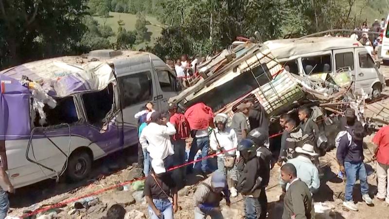 Смертоносный взрыв на шоссе в Колумбии унёс жизни 20 человек