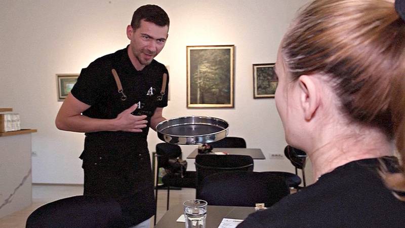 В Боснии глухой художник открыл галерею и кафе