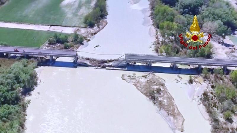 В Италии масштабный оползень нарушил движение машин и поездов