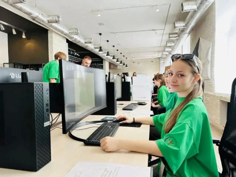 Болеем за наших!. Сейчас студентка Севастопольского профессионального художественного колледжа Полина Биленко и студент Морского колледжа СевГУ Константин Кузь представляют наш регион в финале Чемпионата «Профессионалы» по...