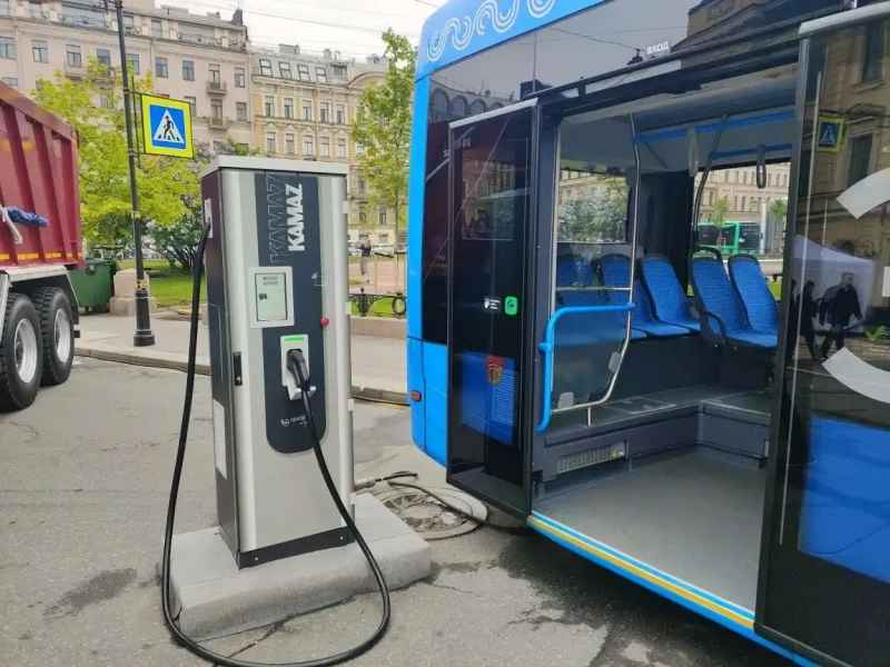 КРЭТ и КАМАЗ представили электрозарядную станцию ФОРА ЭЗС-DC-4M мощностью 160 кВт для ночной зарядки электробусов