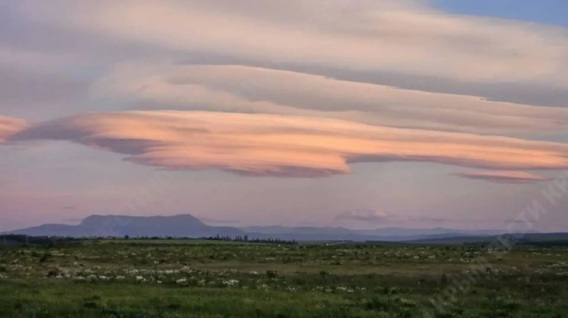Небо и облака необычного цвета сегодня наблюдали над Крымом во время заката