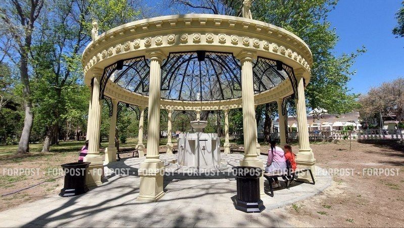 Полным ходом идёт реконструкция Сакского курортного парка, заложенного на западе Крыма ещё в 1891 году