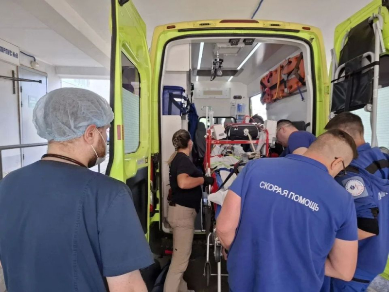 Пострадавшего при обрушении балкона в школе подростка доставили в Москву