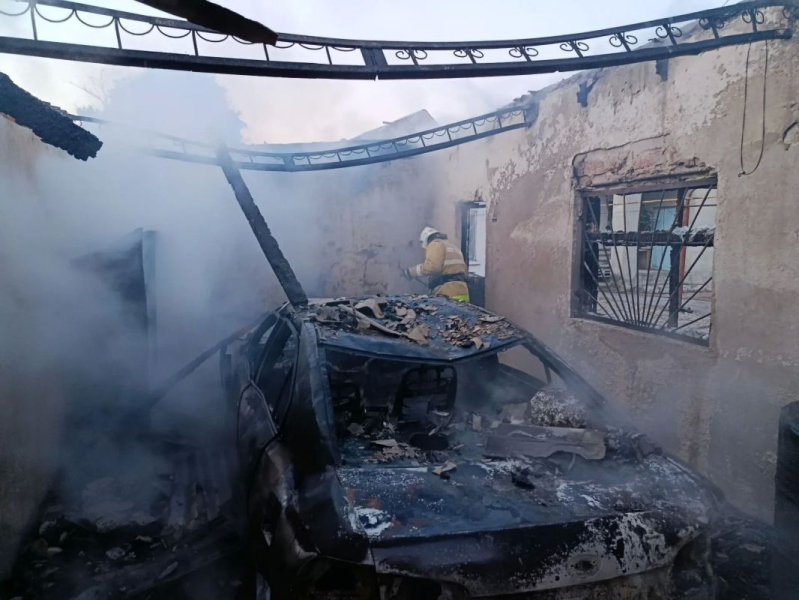 Автомобиль и гараж потушили в Кировском районе