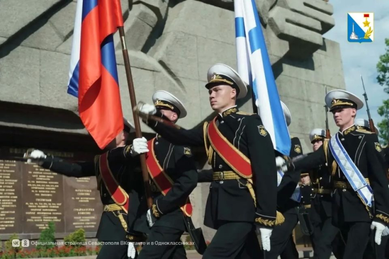 День России в Севастополе начался с возложения цветов у мемориала героической обороны