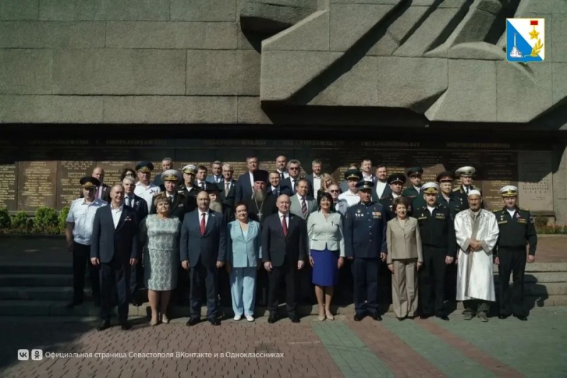 День России в Севастополе начался с возложения цветов у мемориала героической обороны