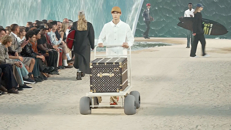Доски для сёрфинга и сундуки: Louis Vuitton показал мужскую коллекцию в Париже