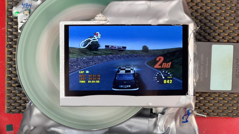 Энтузиаст создал из запчастей и скотча портативную консоль на основе PlayStation 2