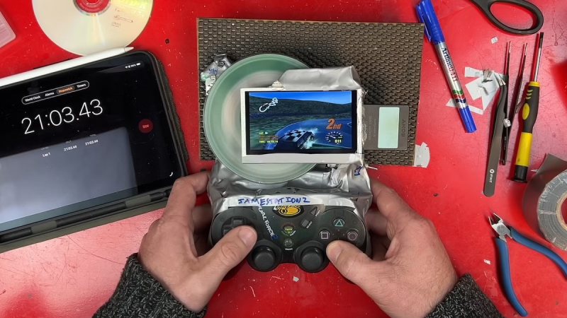 Энтузиаст создал из запчастей и скотча портативную консоль на основе PlayStation 2