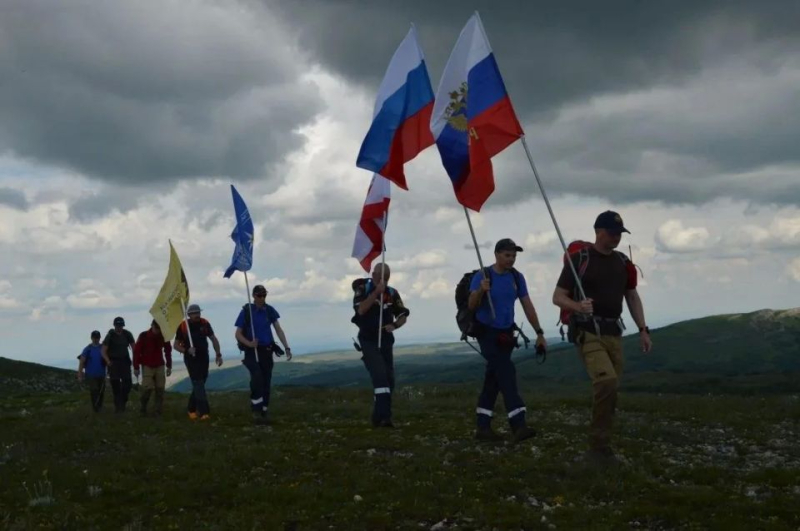 Флаг России развевается на вершине Северной Демерджи