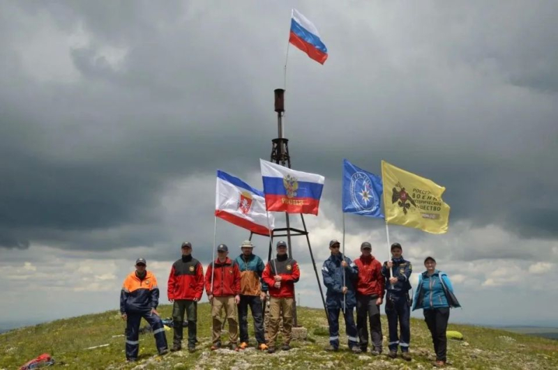 Флаг России развевается на вершине Северной Демерджи