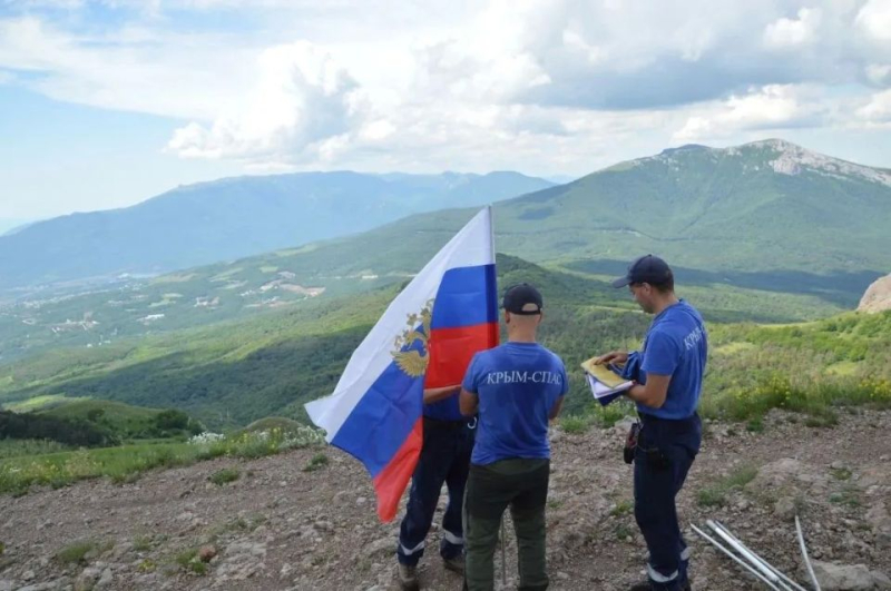 Флаг России развевается на вершине Северной Демерджи