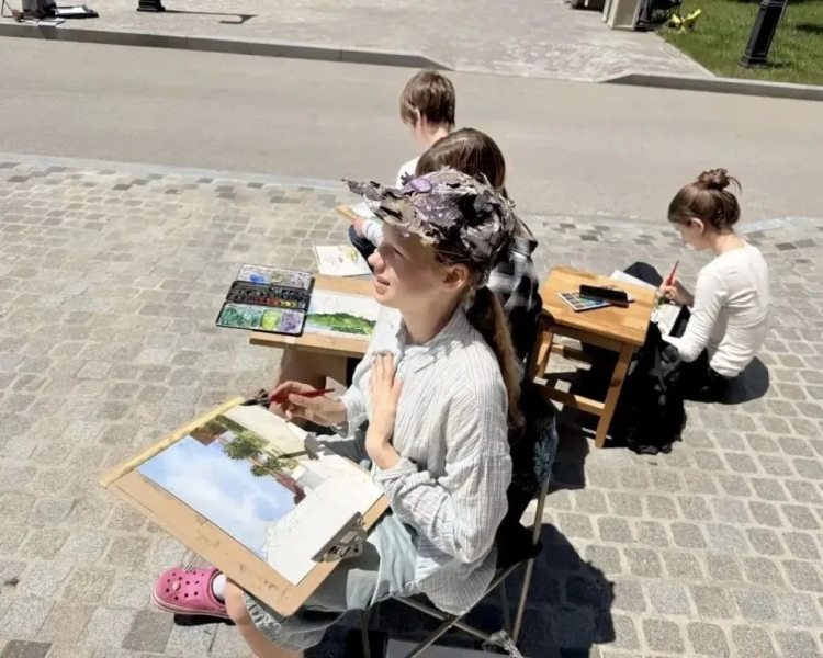 Юные севастопольские художники вышли на летние пленэры