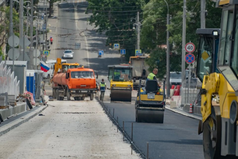 На улице Адмирала Октябрьского начали укладывать асфальт