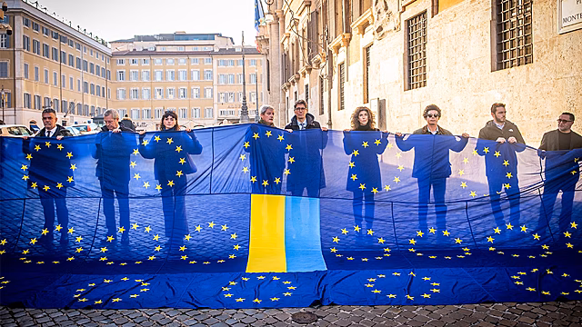 Недалеко до банкротства: госдолг Украины растёт как снежный ком