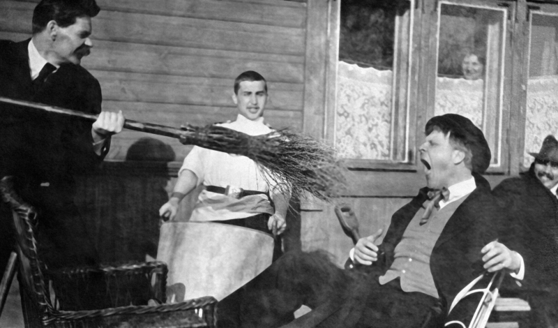 Шуточная фотография - писатель Максим Горький (слева) грозит метлой певцу Федору Шаляпину (справа).