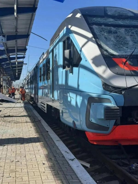 Последствия удара БПЛА по междугородней электричке на ж/д вокзале в Джанкое в Крыму
