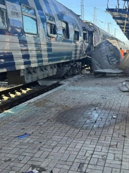 Последствия удара БПЛА по междугородней электричке на ж/д вокзале в Джанкое в Крыму
