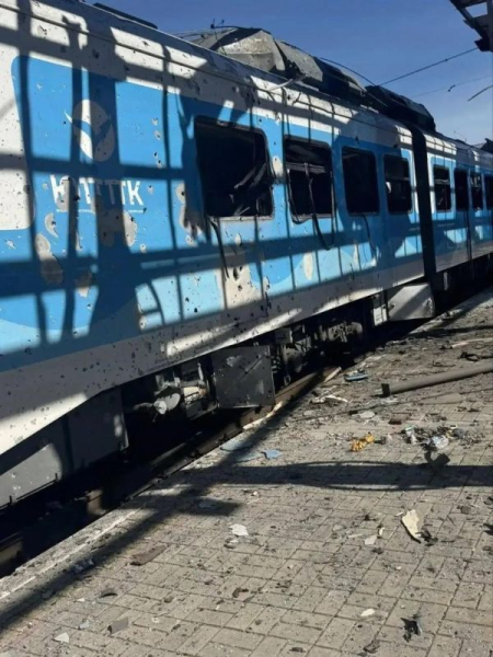 Последствия удара БПЛА по междугородней электричке на ж/д вокзале в Джанкое в Крыму