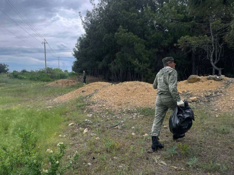 Сотрудники Севастопольского лесничества убрали 1,5 гектара леса в районе улицы Лесхозной и вывезли два кубометра мусора