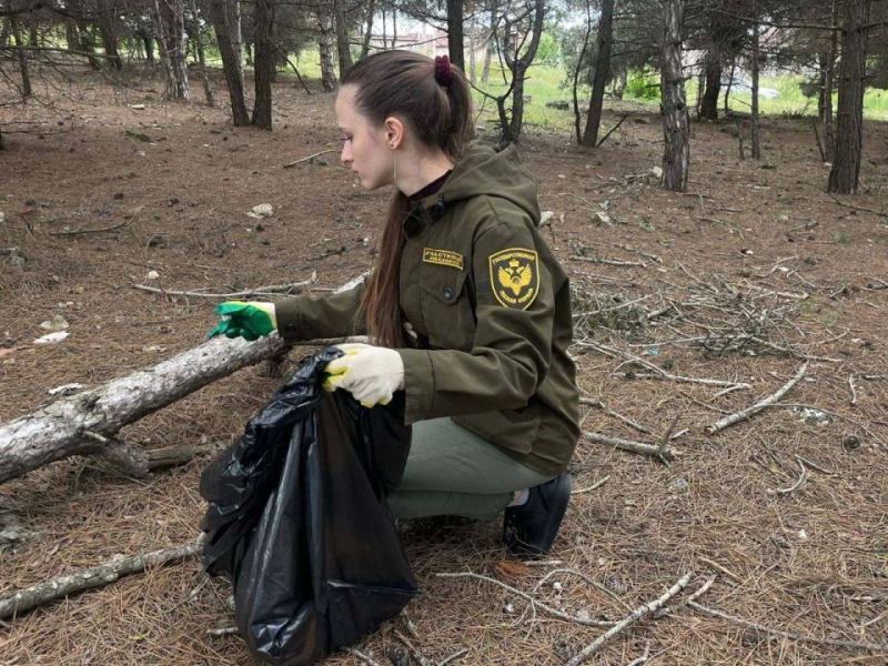 Сотрудники Севастопольского лесничества убрали 1,5 гектара леса в районе улицы Лесхозной и вывезли два кубометра мусора