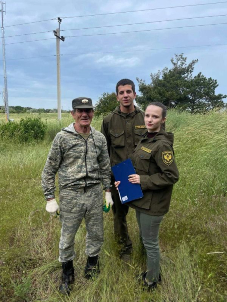 Сотрудники Севастопольского лесничества убрали 1,5 гектара леса в районе улицы Лесхозной и вывезли два кубометра мусора