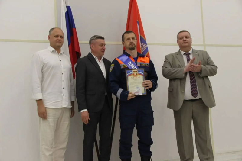 Сотрудники Спасательной службы Севастополя получили награды конкурса «Севастопольские мастера – 2026»