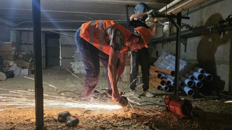 В доме №62 на проспекте Героев Сталинграда обновляют инженерные сети