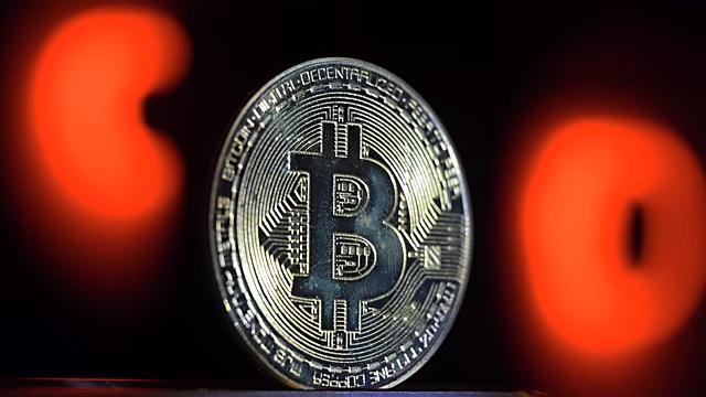 Биткойн и Ethereum снижаются