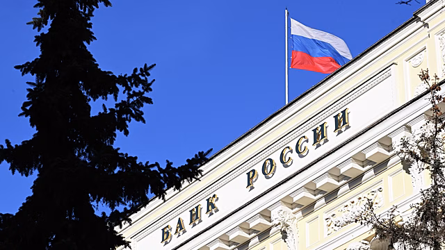 ЦБ&nbsp;понизил курс доллара на&nbsp;25&nbsp;июля