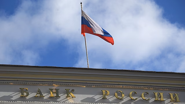 ЦБ понизил курс доллара на 3 июля