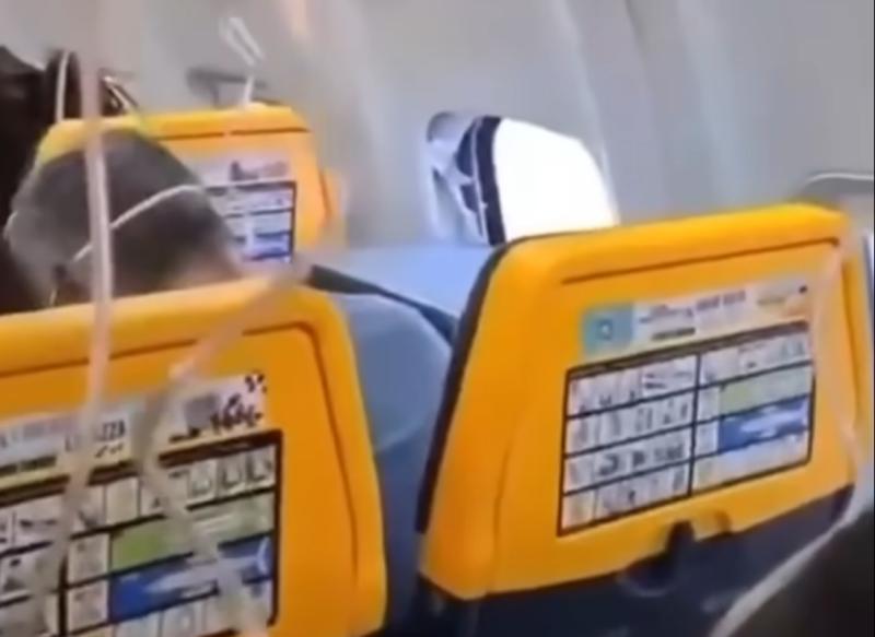 Мужчину при полёте затянуло в иллюминатор самолёта Ryanair