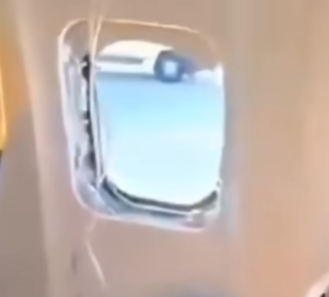 Мужчину при полёте затянуло в иллюминатор самолёта Ryanair