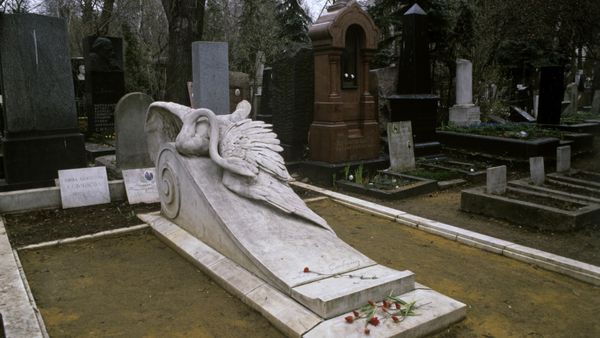 Памятник на могиле выдающегося русского певца Леонида Витальевича Собинова (1872-1934) на Новодевичьем кладбище авторства Веры Мухиной