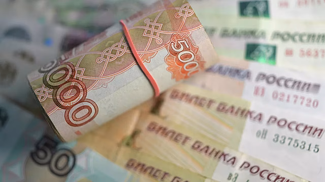Приток средств населения в банки РФ в июне возобновился